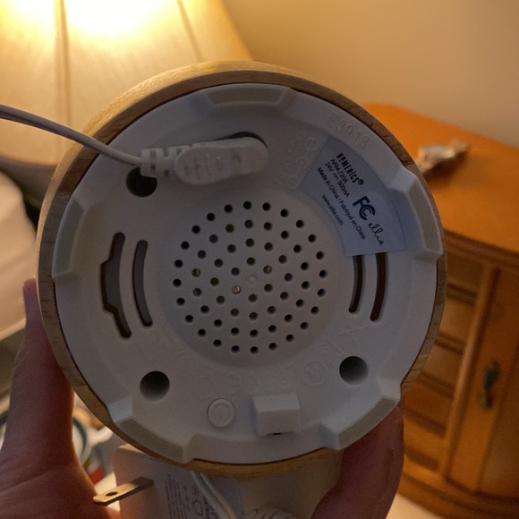 Ellia glass top humidifier barely used - Picture 6 of 6